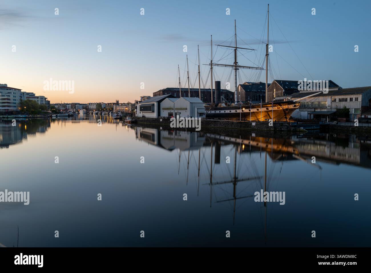 Die SS Great Britain dämmert die Reflexionen im Bristol Harbour UK an Stockfoto