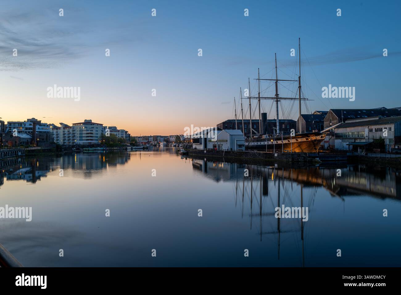 Die SS Great Britain dämmert die Reflexionen im Bristol Harbour UK an Stockfoto