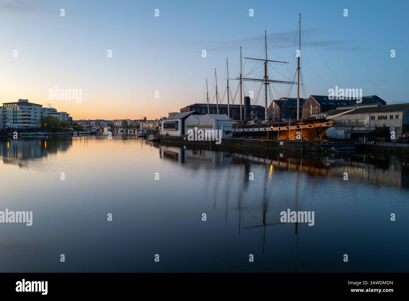 Die SS Great Britain dämmert die Reflexionen im Bristol Harbour UK an Stockfoto