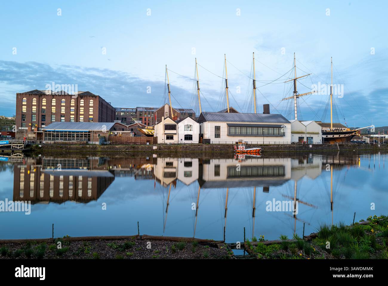 Die SS Great Britain dämmert die Reflexionen im Bristol Harbour UK an Stockfoto
