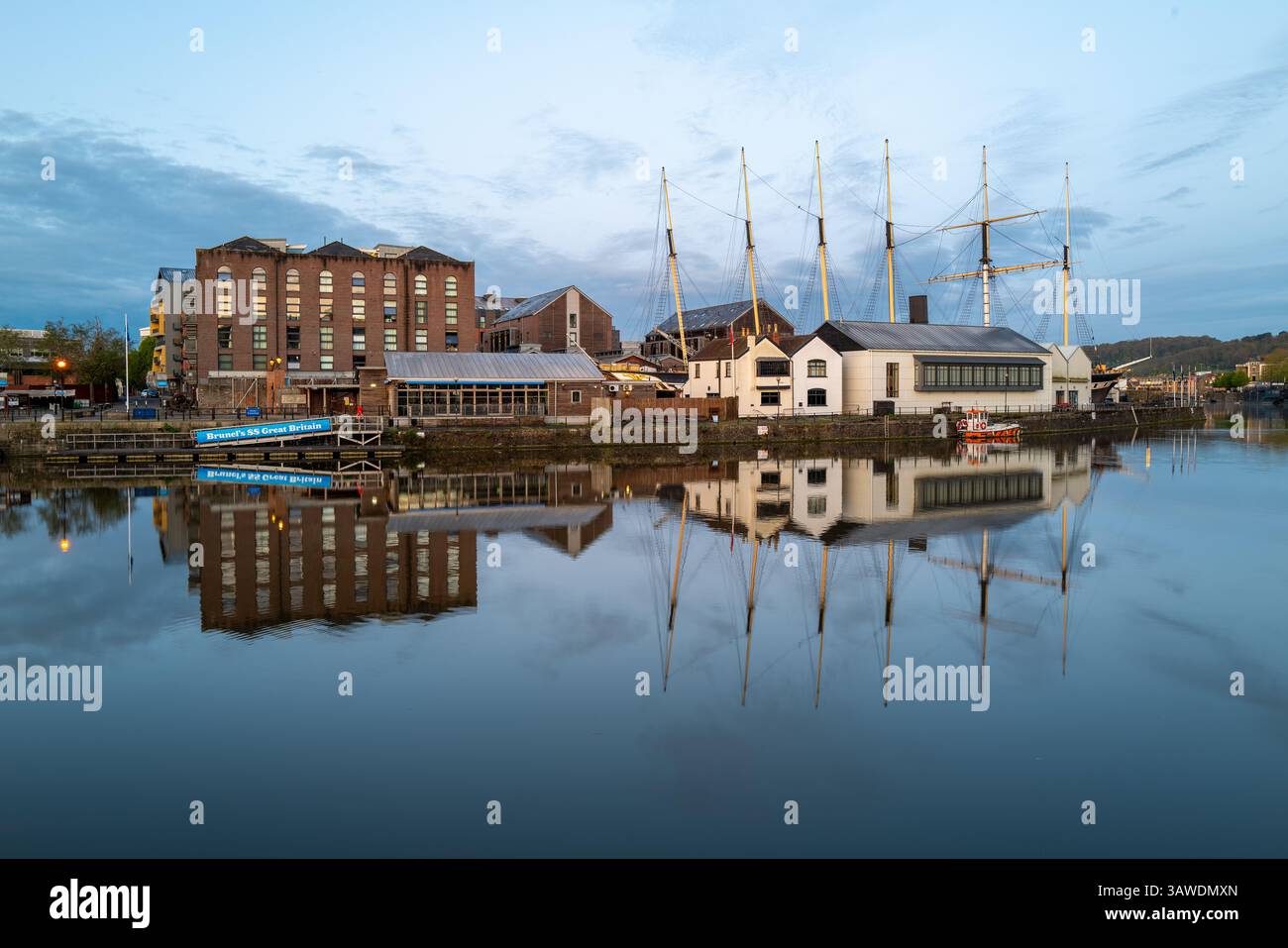 Die SS Great Britain dämmert die Reflexionen im Bristol Harbour UK an Stockfoto