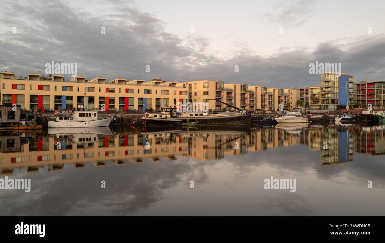 Morgendreflexionen im Bristol Harbour UK Stockfoto