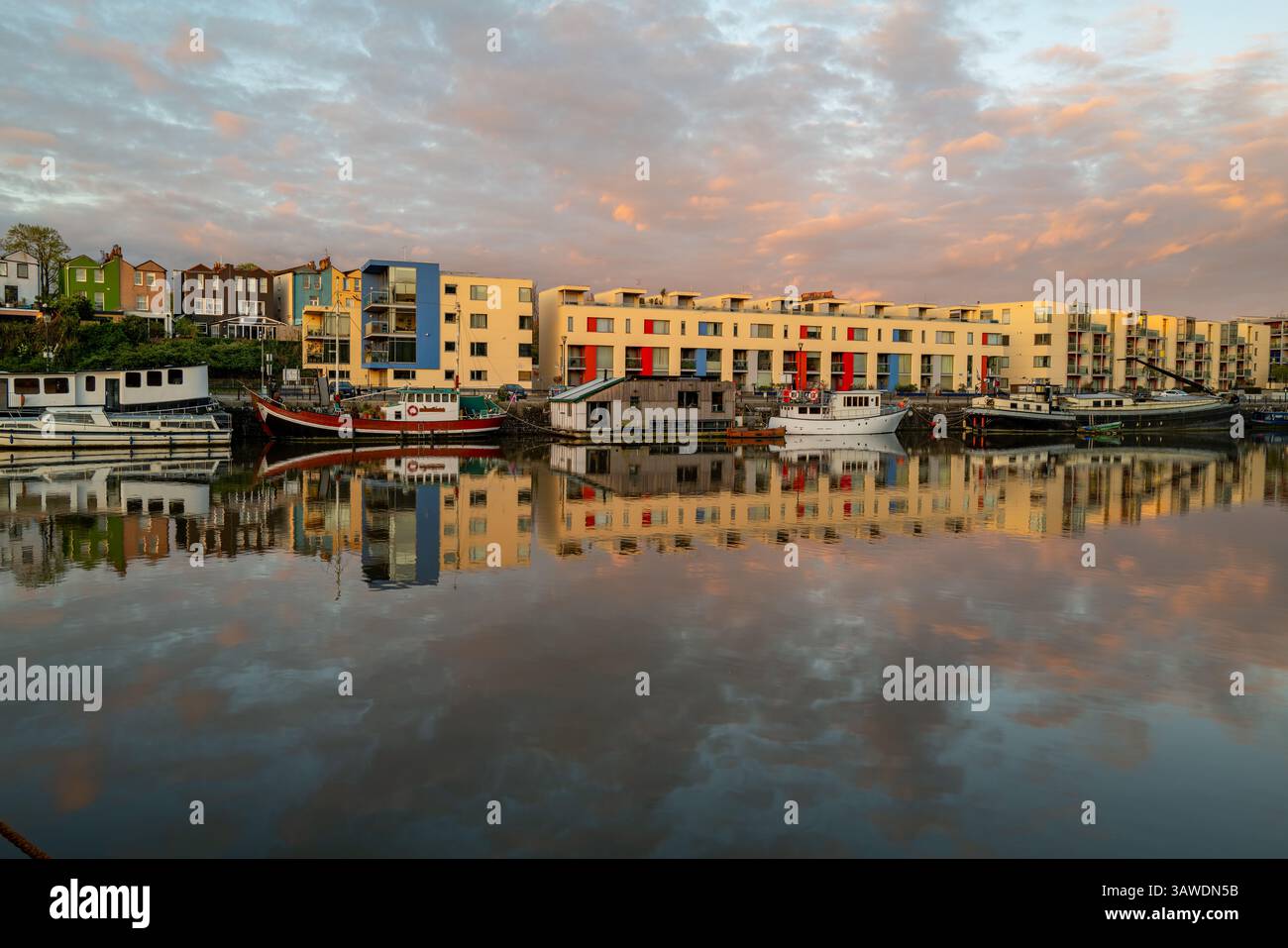 Morgendreflexionen im Bristol Harbour UK Stockfoto