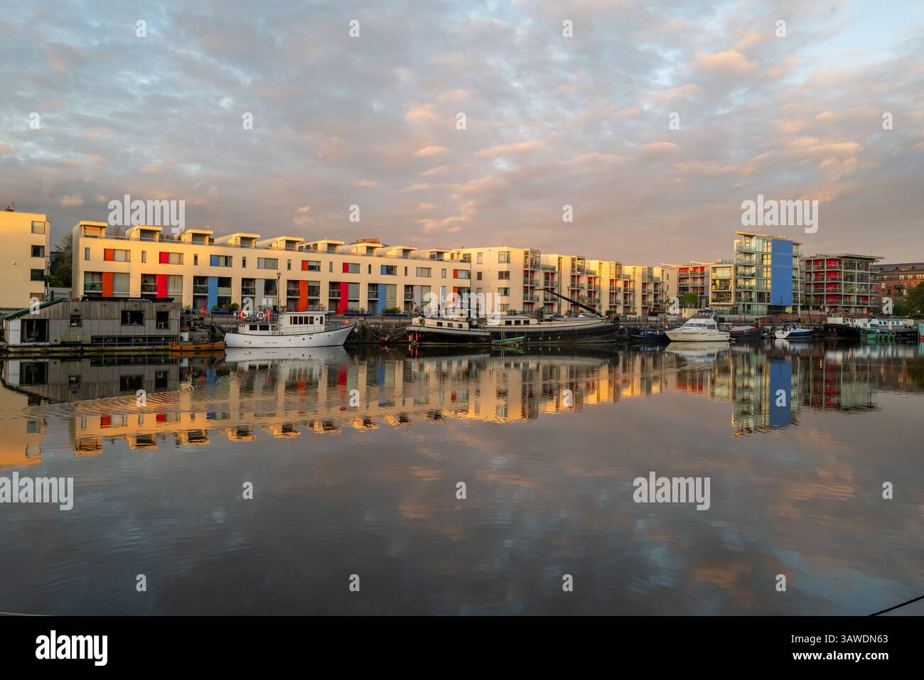 Morgendreflexionen im Bristol Harbour UK Stockfoto