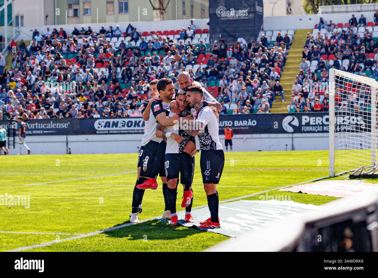 Spieler von Farense, die nach dem Tor von Rui Costa beim Spiel der Liga Portugal zwischen den Mannschaften CF Estrela Amadora und SC Farense in Estadi feierten Stockfoto