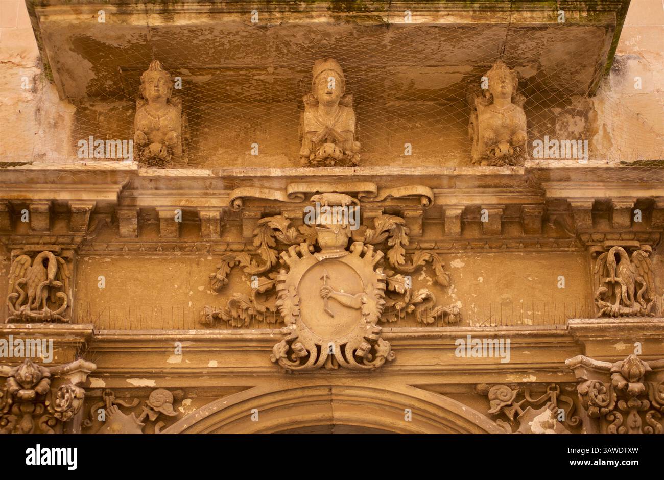 Ein Wappen über einer Tür im historischen Zentrum von Lecce, Apulien, Italien. Barocke Architektur ist in Lecce reichlich vorhanden. Stockfoto