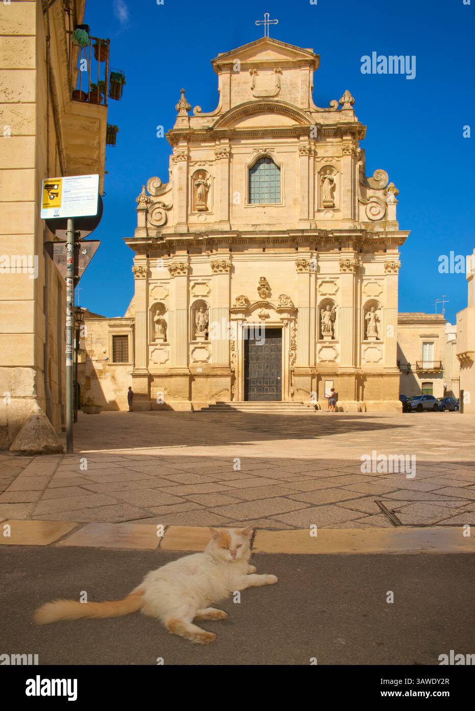 Chiesa di Santa Maria della Provvidenza o delle Alcantarine. Kirche Saint Mary della Provvidenza, Lecce, Apulien, Italien. Die Katze entspannt sich im Vordergrund. Stockfoto