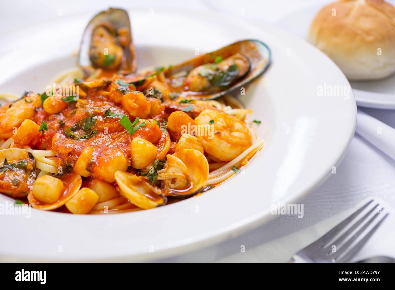 Blick auf eine Schüssel mit italienischen Meeresfrüchten. Stockfoto