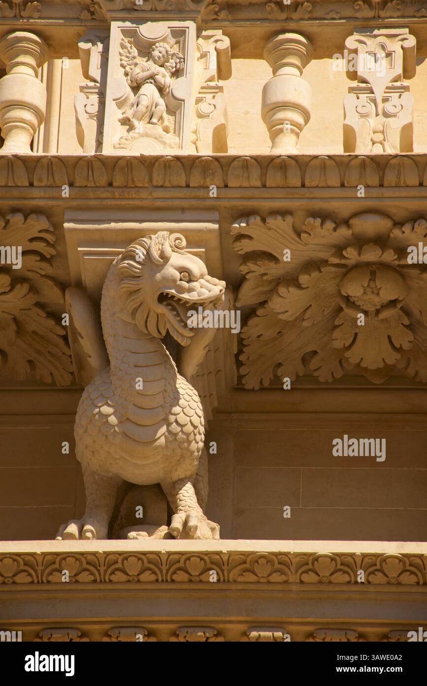 Detail des barocken Mauerwerks an der Vorderseite der Basilica di Santa Croce (italienisch für „Basilika des Heiligen Kreuzes“) in Lecce, Apulien, Italien. Die Verlegung des ersten Steins erfolgte 1549 unter der Leitung von Gabriele Riccardi. Der Bau der Kirche wurde 1695 abgeschlossen. Der Drache war das Symbol der Boncompagni, Familie von Papst Gregor XIII Stockfoto