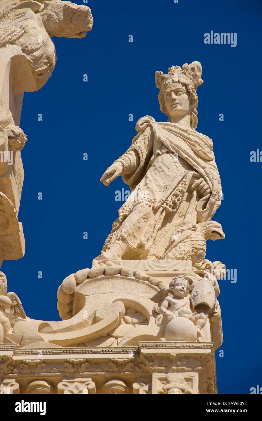 Detail des barocken Mauerwerks an der Vorderseite der Basilica di Santa Croce (italienisch für „Basilika des Heiligen Kreuzes“) in Lecce, Apulien, Italien. Die Verlegung des ersten Steins erfolgte 1549 unter der Leitung von Gabriele Riccardi. Der Bau der Kirche wurde 1695 abgeschlossen. Statue der Festung - Basilika Santa Croce. Stockfoto