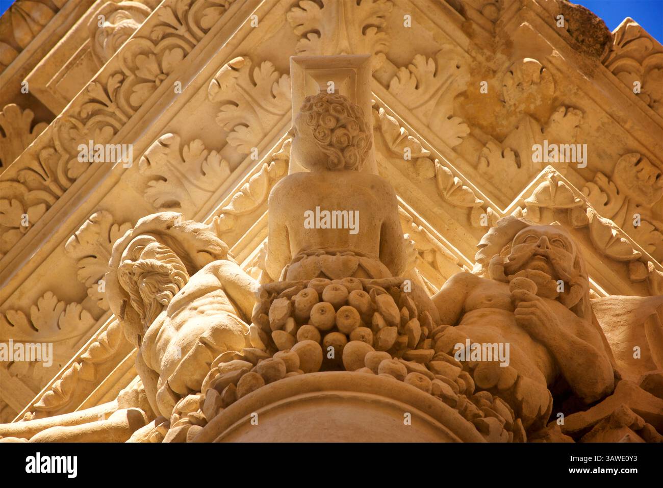 Detail des barocken Mauerwerks an der Vorderseite der Basilica di Santa Croce (italienisch für „Basilika des Heiligen Kreuzes“) in Lecce, Apulien, Italien. Die Verlegung des ersten Steins erfolgte 1549 unter der Leitung von Gabriele Riccardi. Der Bau der Kirche wurde 1695 abgeschlossen. Stockfoto