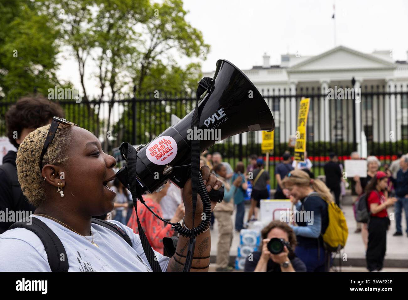 Washington DC, USA. April 2025. Demonstranten versammeln sich während eines Anti-Trump-Protestes vor dem Weißen Haus in Washington, DC, am 19. April 2025. Neben der Landeshauptstadt treffen sich Demonstranten auch in anderen Großstädten des Landes. Quelle: Aashish Kiphayet/Alamy Live News Stockfoto