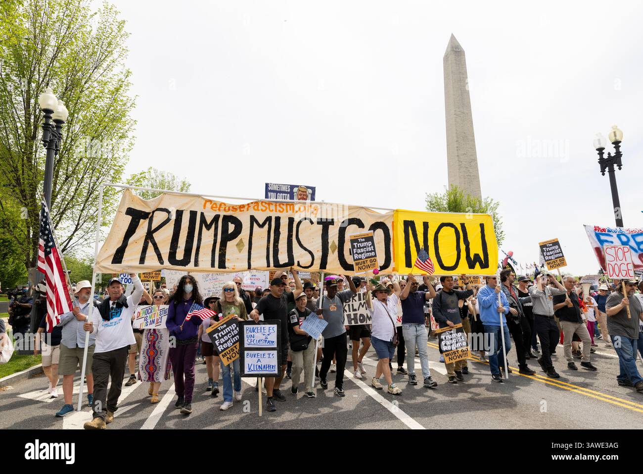 Washington DC, USA. April 2025. Anti-Trump-Demonstranten marschieren am 19. April 2025 in Washington, DC, gegen die Politik und die Exekutive des US-Präsidenten. Neben der Landeshauptstadt treffen sich Demonstranten auch in anderen Großstädten des Landes. Quelle: Aashish Kiphayet/Alamy Live News Stockfoto