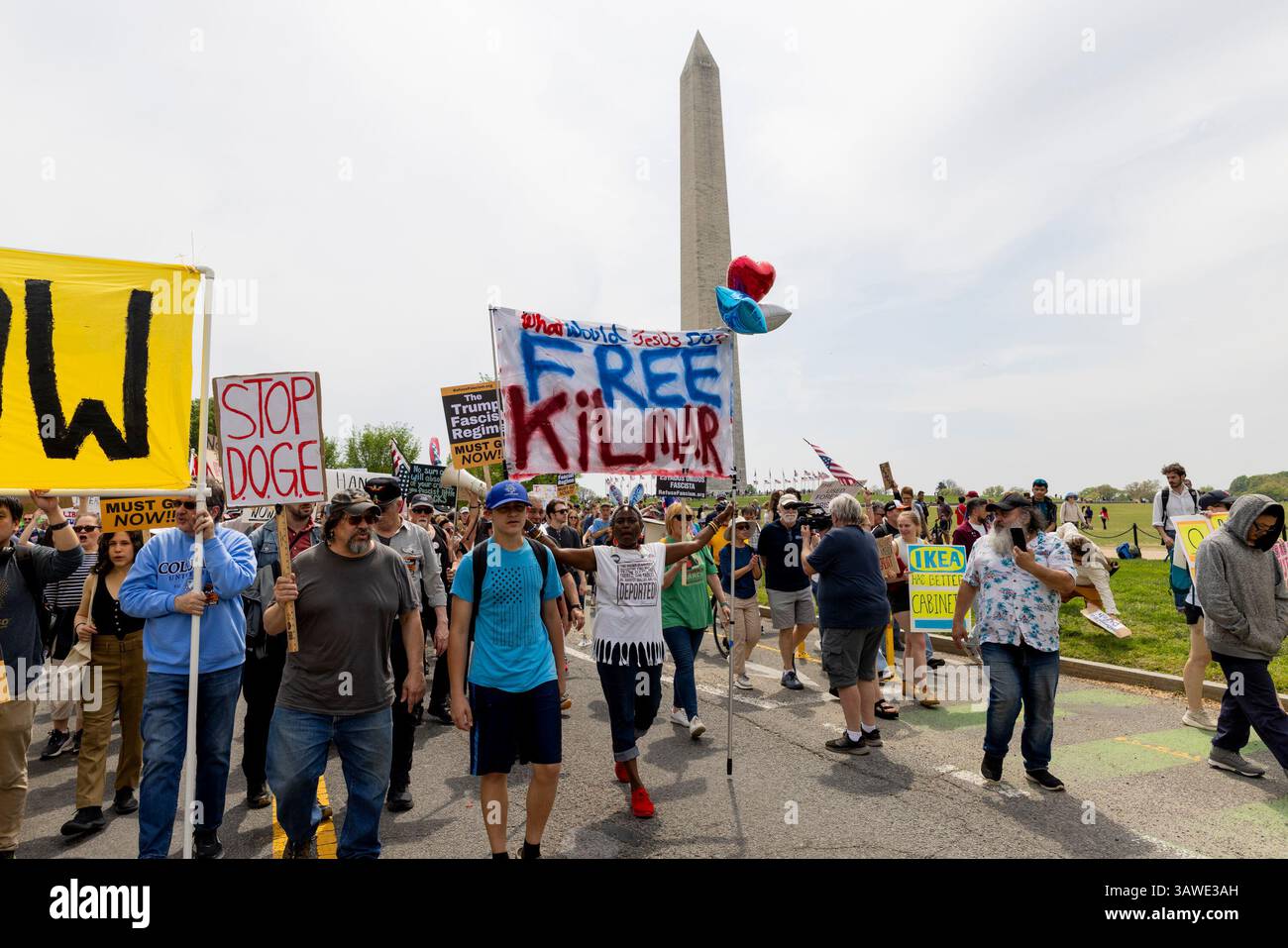 Washington DC, USA. April 2025. Anti-Trump-Demonstranten marschieren am 19. April 2025 in Washington, DC, gegen die Politik und die Exekutive des US-Präsidenten. Neben der Landeshauptstadt treffen sich Demonstranten auch in anderen Großstädten des Landes. Quelle: Aashish Kiphayet/Alamy Live News Stockfoto