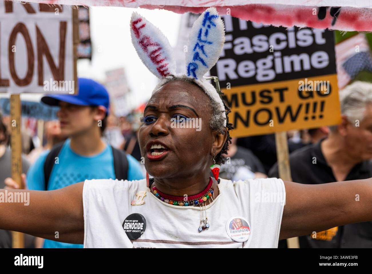 Washington DC, USA. April 2025. Anti-Trump-Demonstranten marschieren am 19. April 2025 in Washington, DC, gegen die Politik und die Exekutive des US-Präsidenten. Neben der Landeshauptstadt treffen sich Demonstranten auch in anderen Großstädten des Landes. Quelle: Aashish Kiphayet/Alamy Live News Stockfoto