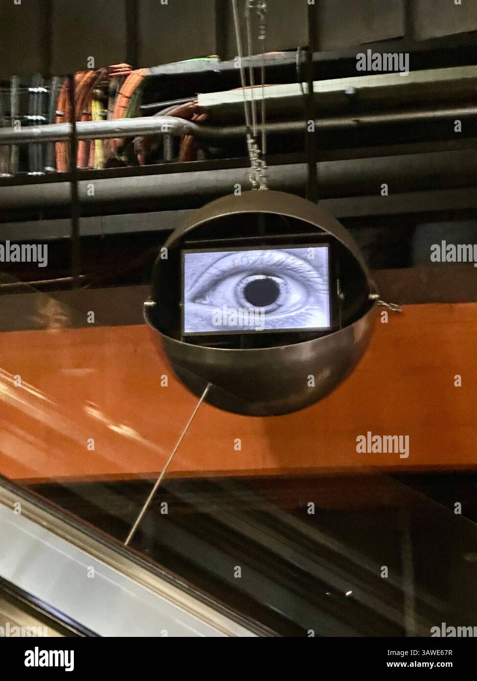 Die Kunstinstallation „einen Augenblick Zeit“ von Hofstetter Kurt am Bahnhof Schottentor in Wien - Smartphone-aufgenommenes Stockfoto