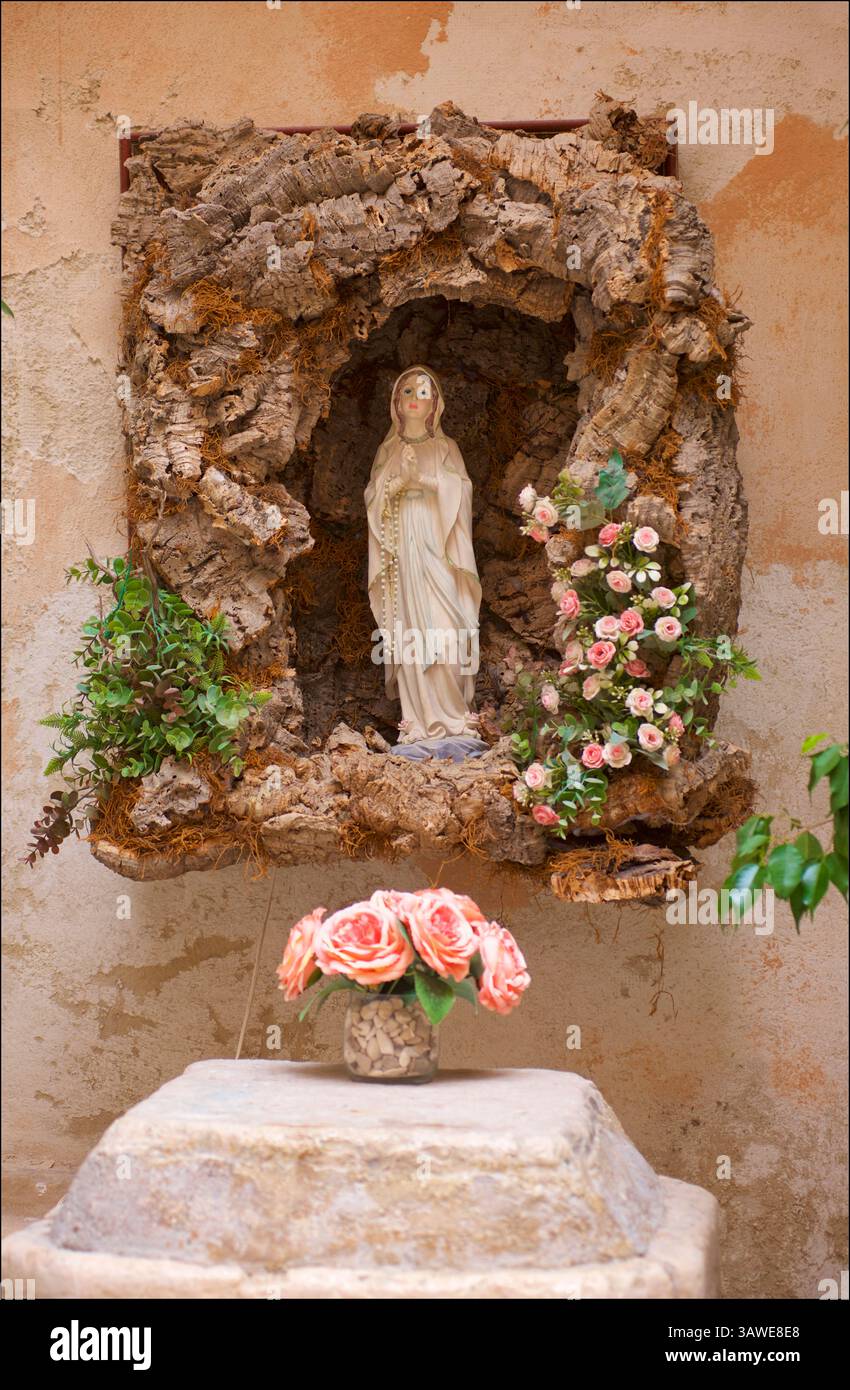 Religiöser Schrein an einer Mauer in Bari, Apulien, Süditalien. Römisch-katholischer Schrein mit Maria. Madonna. Stockfoto