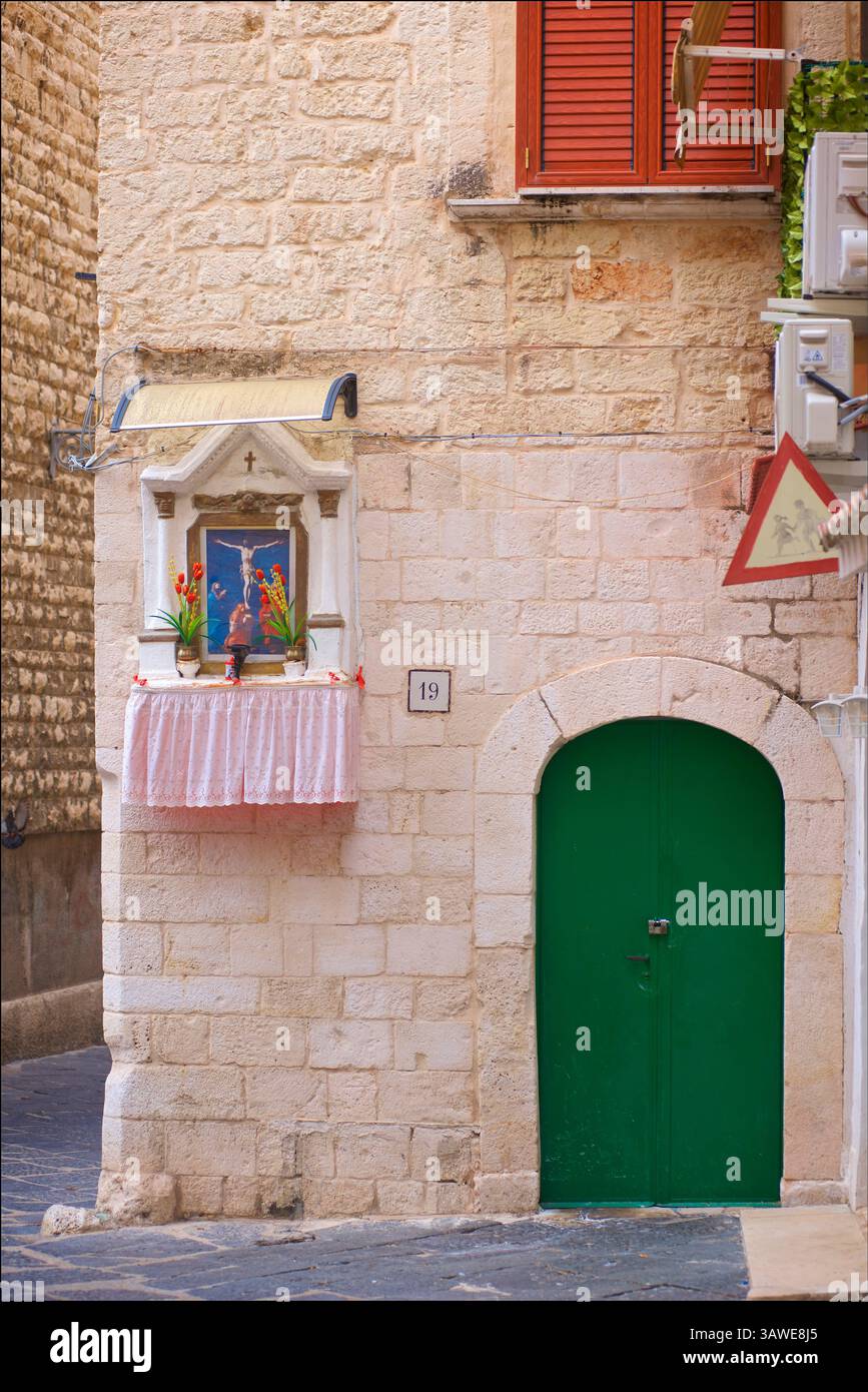 Religiöser Schrein an einer Mauer in Bari, Apulien, Süditalien. Römisch-katholischer Schrein mit Stockfoto