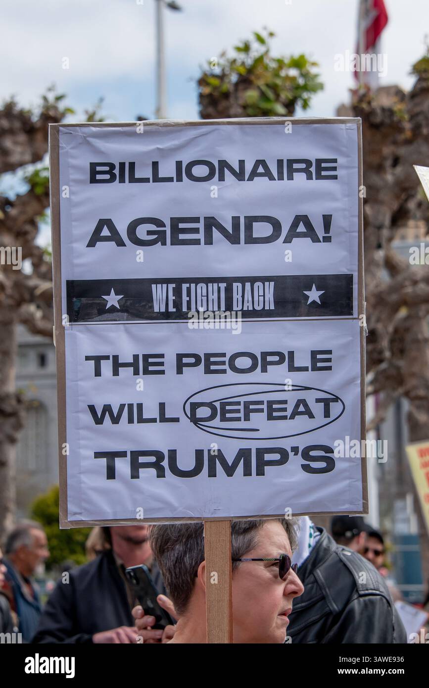 San Francisco, USA. April 2025. Am Civic Center Plaza „Stop the Billionaire Agenda“ protestiert eine Frau gegen die Trump-Regierung mit einem Schild mit der Aufschrift „Billionaire Agenda! Wir kämpfen zurück. Das Volk wird Trumps besiegen." Quelle: Shelly Rivoli/Alamy Live News Stockfoto