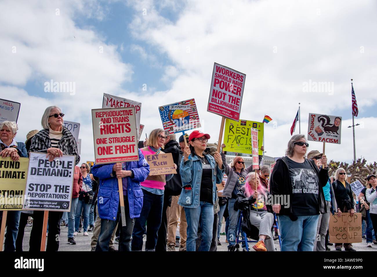 San Francisco, USA. April 2025. Auf dem Civic Center Plaza stehen vor allem Frauen zusammen und lauschen den Rednern der „Stop the Billionaire Agenda“-Proteste gegen die Trump-Regierung. Zahlreiche Bedenken bezüglich Donald Trumps Führungskraft über REACH und Elon Musks DOGE-Team wurden in Schildern mit der Aufschrift „The People Demand; Stop the Deportations!“ zum Ausdruck gebracht. "Reproduktive und transsexuelle Rechte, ein Kampf, ein Kampf, "Essen Sie den Reichen", "Amtsenthebung!!!" "Arbeiter sollten Macht haben, nicht die Milliardäre!" "Riecht nach Faschismus" und "stoppt den Musk Trump Putsch." Quelle: Shelly Rivoli/Alamy Live News Stockfoto