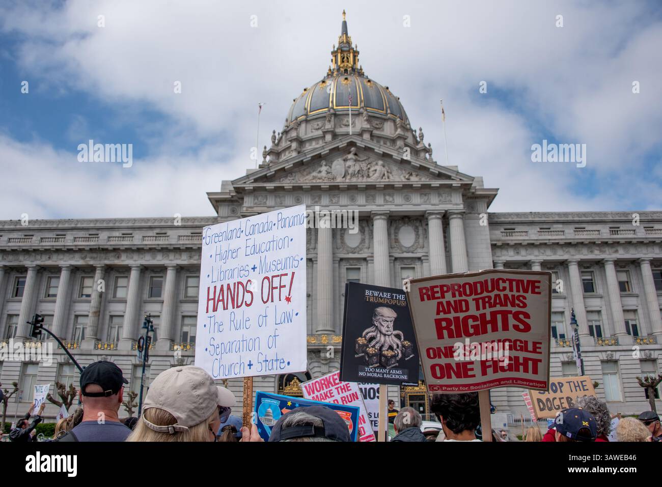 San Francisco, USA. April 2025. Auf dem Civic Center Plaza treffen sich Demonstranten mit Schildern vor dem Rathaus von San Francisco für den Protest gegen die Trump-Regierung „Stop the Billionaire Agenda“. Auf den Schildern steht: "Grönland, Kanada, Panama, Hochschulbildung, Bibliotheken und Museen, HÄNDE WEG! Rechtsstaatlichkeit, Trennung von Churge und Staat, "Hüte dich vor den Trumpopus! Zu viele Waffen, kein moralisches Rückgrat" und "Reproduktions- und Trans-Rechte, ein Kampf, ein Kampf." Quelle: Shelly Rivoli/Alamy Live News Stockfoto