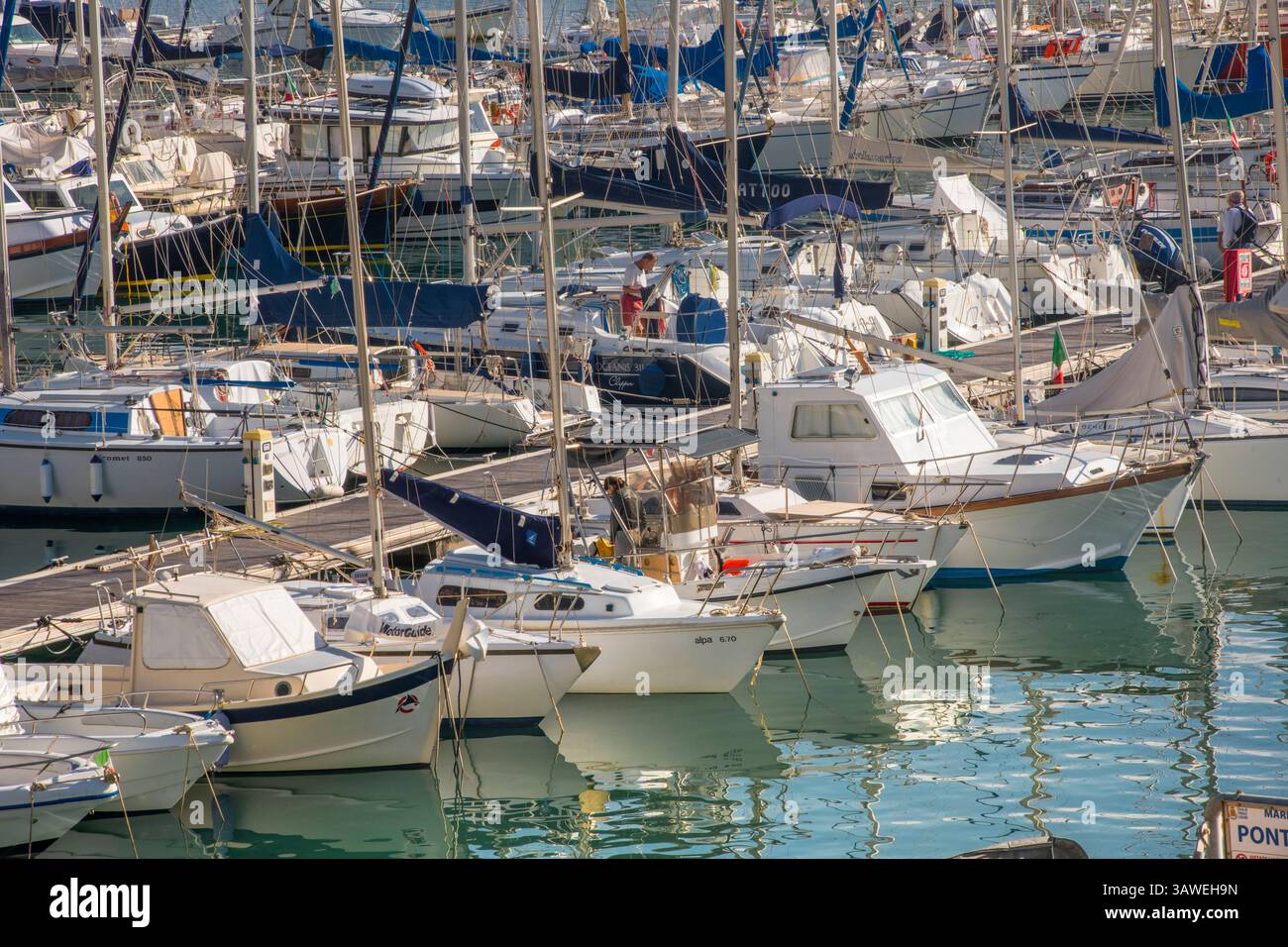 Yachten im Hafen von Porto di Capo San Donato vor Anker | Finale Ligure, Savona, Italien. Hafen von Capo San Donato, Finale Ligure, Savona, Italien. Golf von Genua, italienische Riviera. Stockfoto
