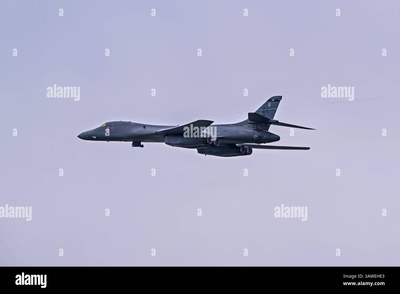 Wings Over West Texas 4-18-2025 Dyess AFB, TX USA Air Force Rockwell International B-1B 85-0061, die einen Hochgeschwindigkeitspass bei den Wings Over West T machte Stockfoto