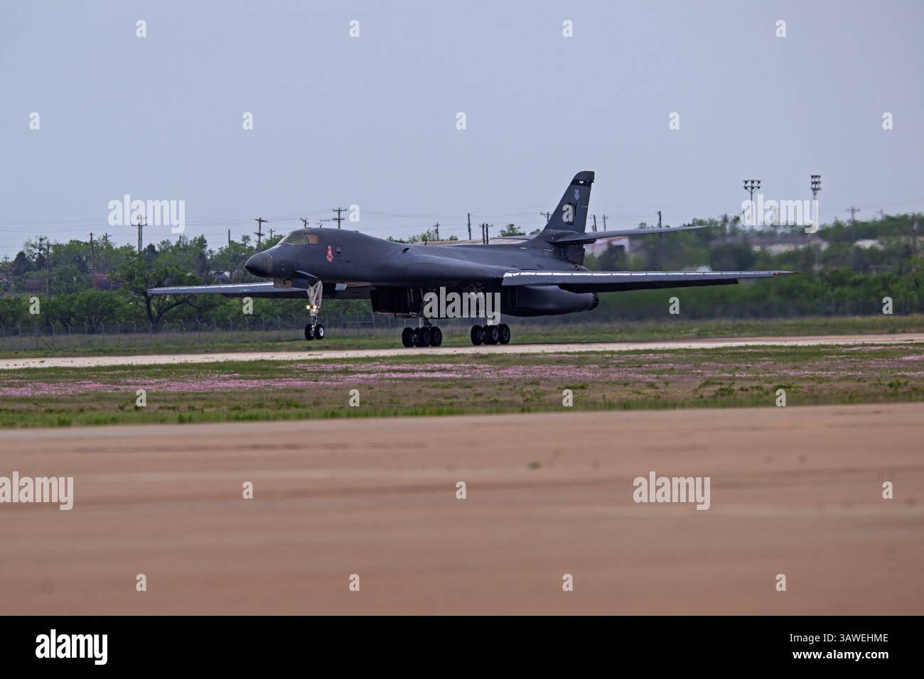 Wings Over West Texas 4-18-2025 Dyess AFB, TX USA Air Force Rockwell International B-1B 85-0061, die einen Hochgeschwindigkeitspass bei den Wings Over West T machte Stockfoto