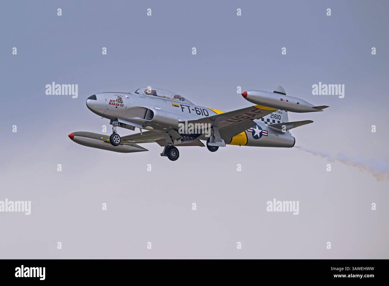 Wings Over West Texas 4-18-2025 Dyess AFB, TX USA Greg Colyer hat in seinem Canadair CT-133 Ace Maker III auf der Wings Over West Texas Air Show gearbeitet Stockfoto