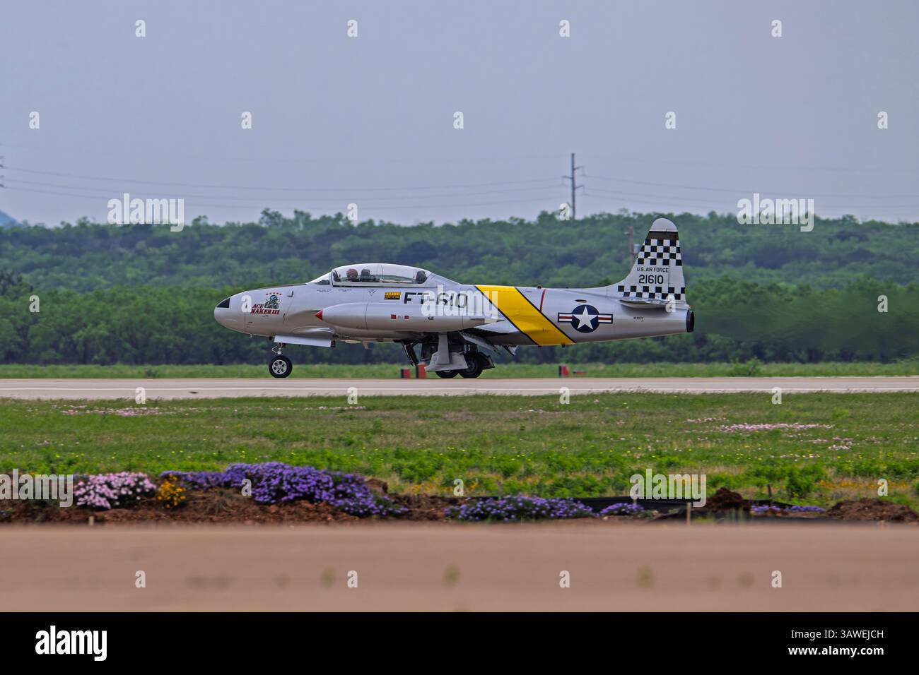 Wings Over West Texas 4-18-2025 Dyess AFB, TX USA Greg Colyer hat in seinem Canadair CT-133 Ace Maker III auf der Wings Over West Texas Air Show gearbeitet Stockfoto