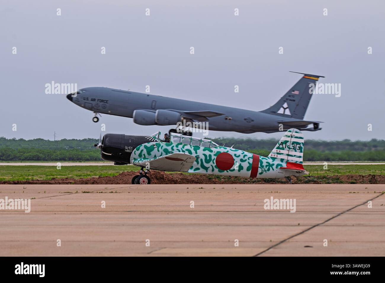 Wings Over West Texas 4-18-2025 Dyess AFB, TX USA CAF Nakajima B5D Kate Nachbildung mit einer USAF KC-135RI auf der Wings Over West Texas Air Show in Dyess A Stockfoto