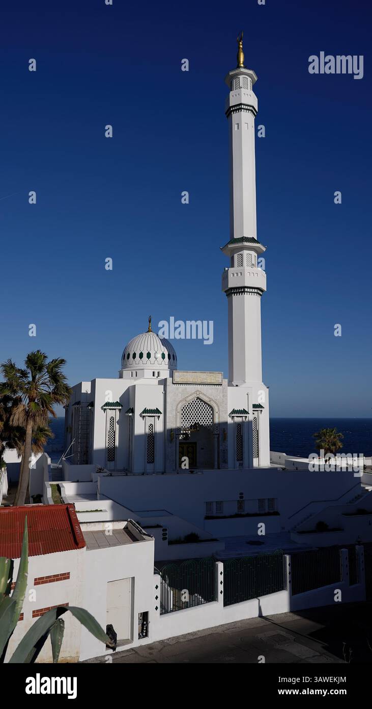 Niedriger Blick auf die King Fahad bin Abdul Aziz Al Saud Moschee mit Minarett und arabischen Inschriften, die unter einem klaren blauen Himmel glänzen - GIBRALTAR, Großbritannien - MARC Stockfoto
