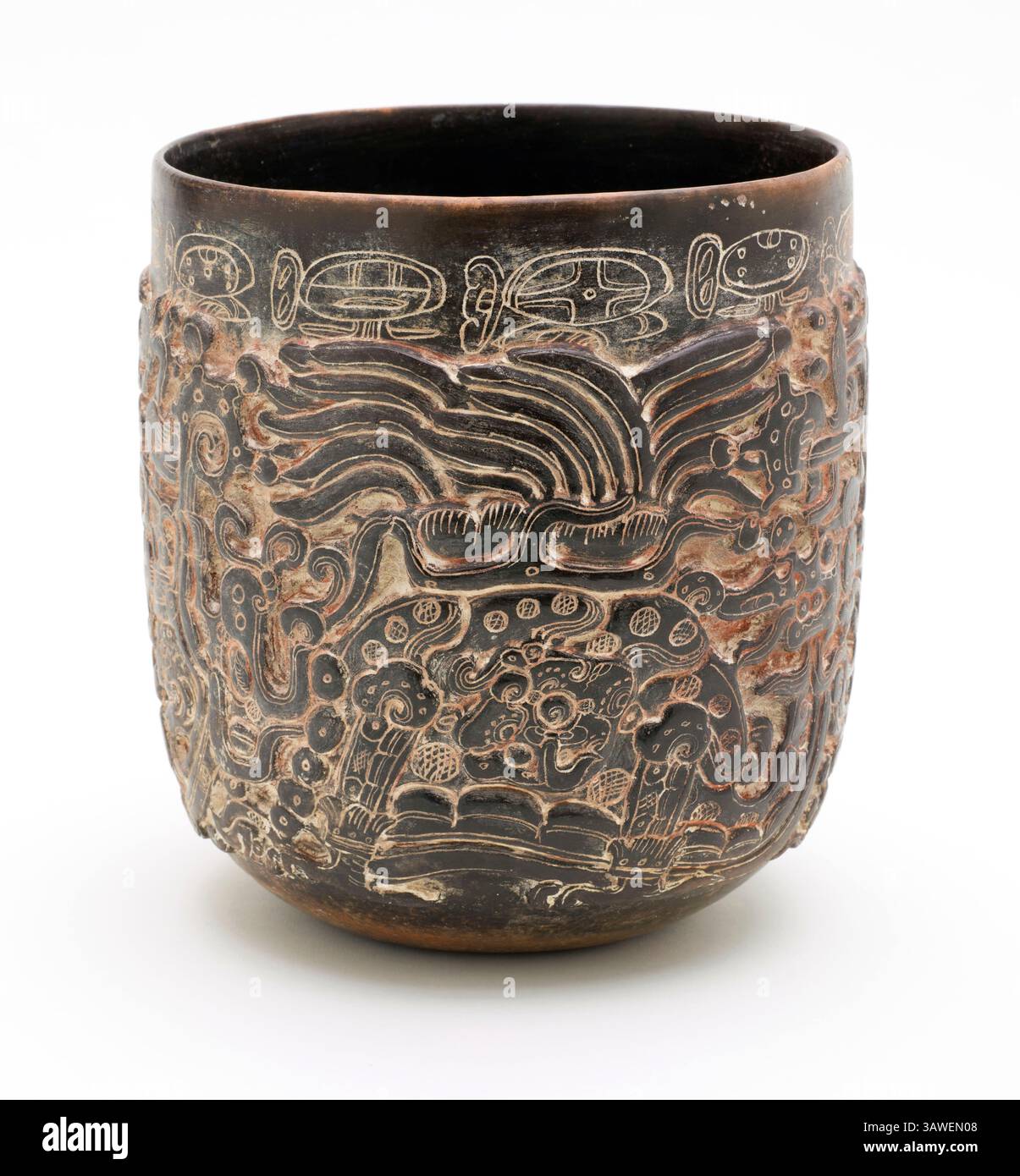 Schiff mit Unterwelt-Szene. Guatemala, Southern Lowlands, Maya, 400-800 n. Chr. Keramik. Geschnitzte und eingeschnittene Keramik. Kunst des antiken Amerikas. Stockfoto