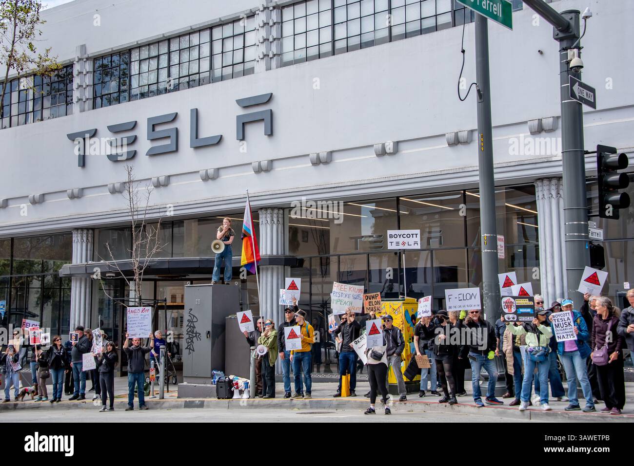 San Francisco, USA. April 2025. Die Demonstranten treffen sich vor dem Tesla Showroom und Händlerbetrieb in San Francisco, wo vorbeifahrende Autos sie anfeuern, während sie vorbeifahren. Protestzeichen lauteten: "Boykott Tesla" mit einem Hakenkreuz und "F-Elon" unter anderem. Quelle: Shelly Rivoli/Alamy Live News Stockfoto