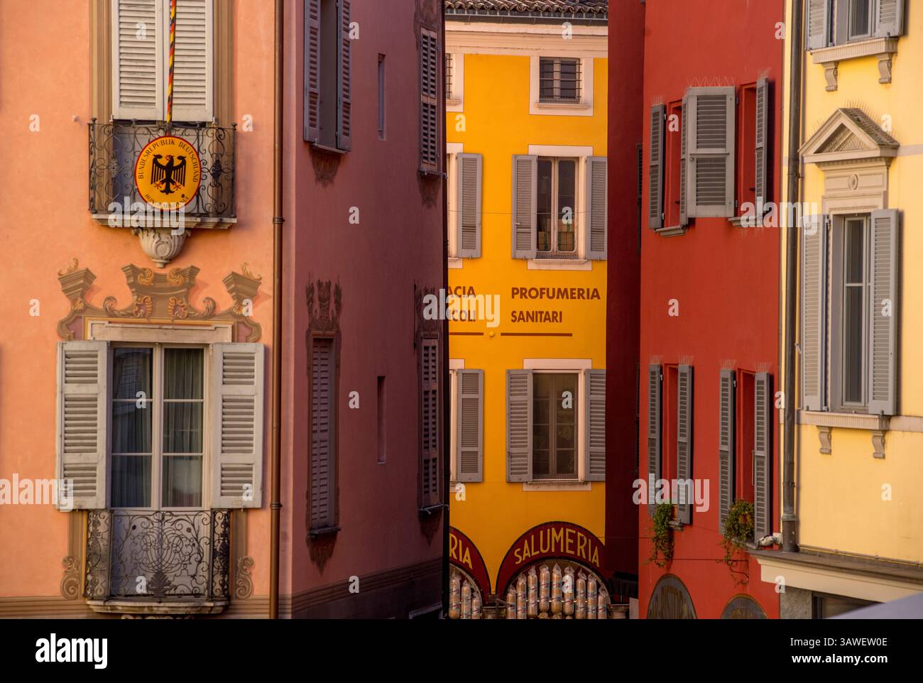 Detail der Architektur in Lugano, Tessin, Schweiz. Farbenfroh bemalte Stadtmauern im Stadtzentrum. Stockfoto