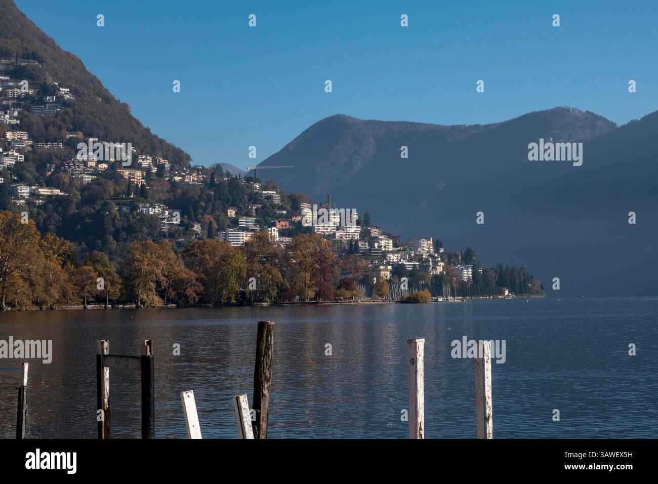 Luganer See und Lugano Cty, Tessin, Schweiz. Monte San Salvatore, links. San Salvatore, auch als Zuckerhut der Schweiz bekannt, ist das Symbol von Lugano. Stockfoto