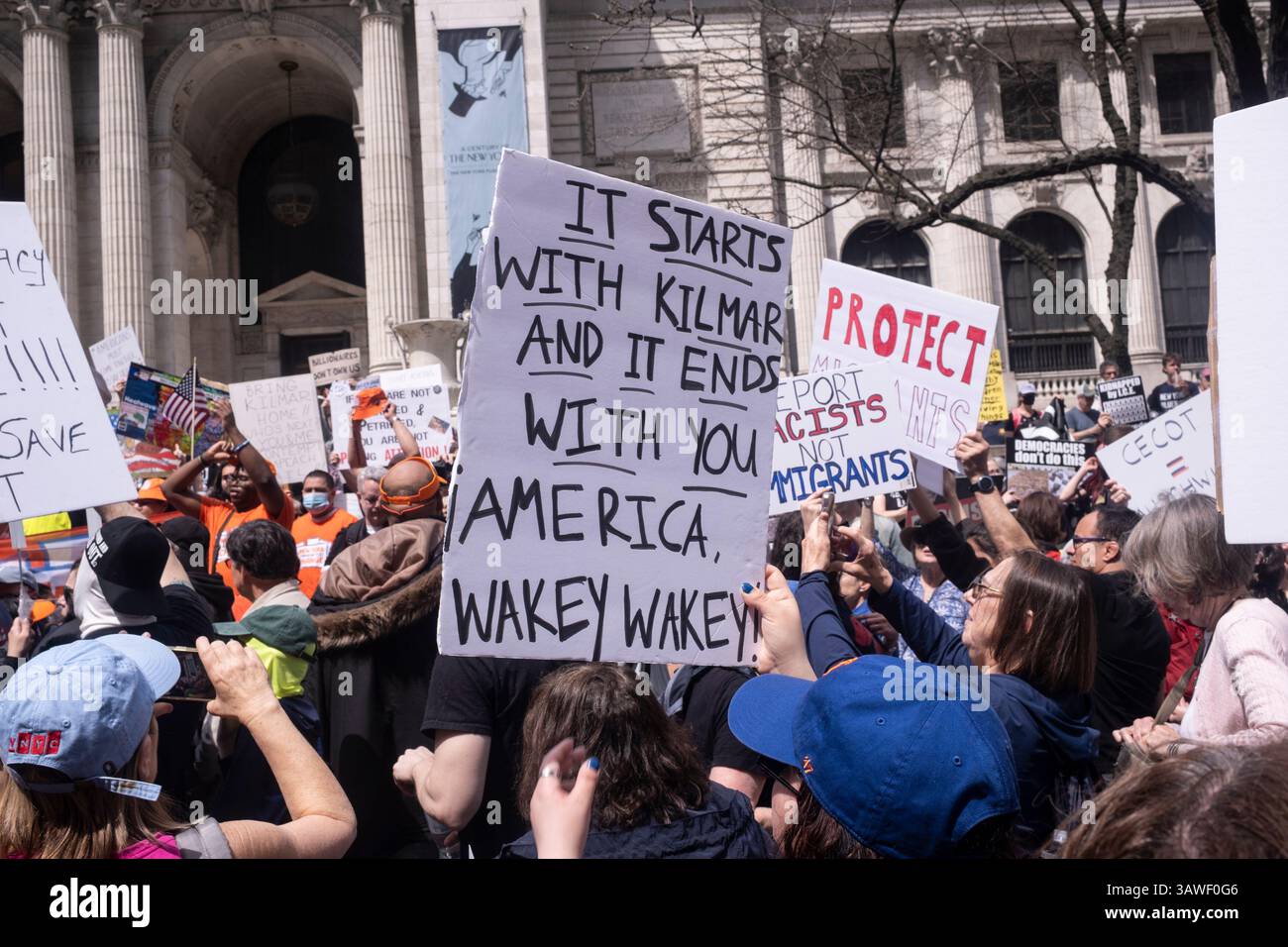 New Yokr, NY, 19. April 2025: Menschen nehmen an einer Kundgebung auf Steps of Library auf der Fifth Avenue Teil und marschieren zum Grand Army Plaza als Teil eines nationalen Protesttages gegen die Politik der Trump-Regierung zum Thema „unsere Stadt, unser Kampf“. Schützen Sie Migranten, schützen Sie den Planeten. Protest fand vor dem Tag der Erde statt. Quelle: Lev Radin/Alamy News Live Stockfoto