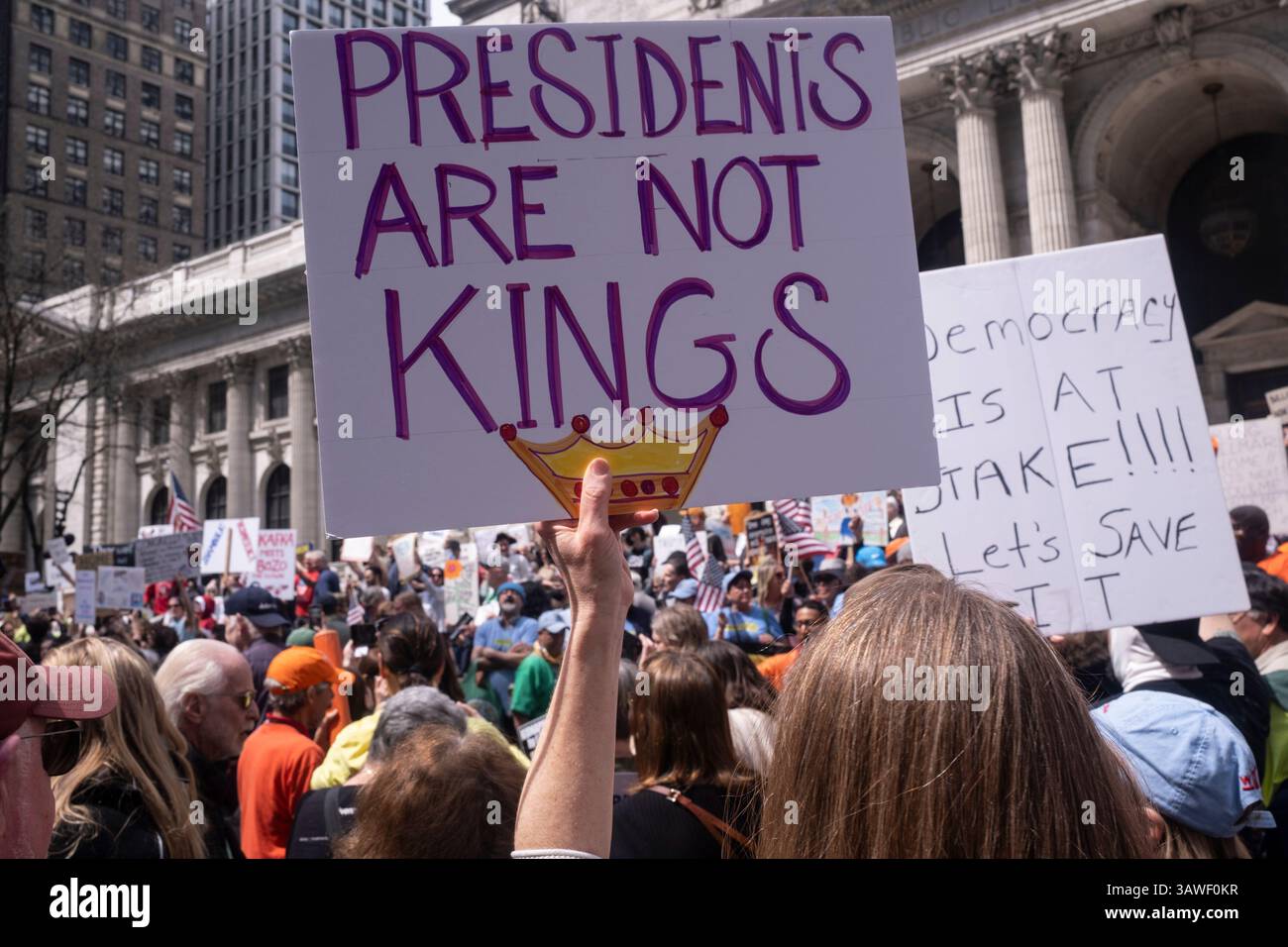 New Yokr, NY, 19. April 2025: Menschen nehmen an einer Kundgebung auf Steps of Library auf der Fifth Avenue Teil und marschieren zum Grand Army Plaza als Teil eines nationalen Protesttages gegen die Politik der Trump-Regierung zum Thema „unsere Stadt, unser Kampf“. Schützen Sie Migranten, schützen Sie den Planeten. Protest fand vor dem Tag der Erde statt. Quelle: Lev Radin/Alamy News Live Stockfoto