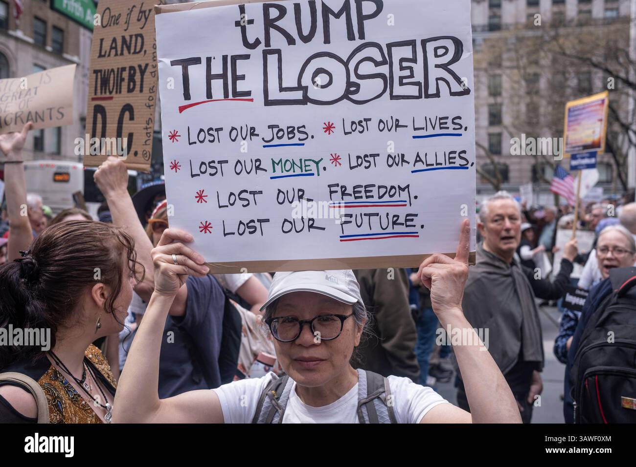 New Yokr, NY, 19. April 2025: Menschen nehmen an einer Kundgebung auf Steps of Library auf der Fifth Avenue Teil und marschieren zum Grand Army Plaza als Teil eines nationalen Protesttages gegen die Politik der Trump-Regierung zum Thema „unsere Stadt, unser Kampf“. Schützen Sie Migranten, schützen Sie den Planeten. Protest fand vor dem Tag der Erde statt. Quelle: Lev Radin/Alamy News Live Stockfoto