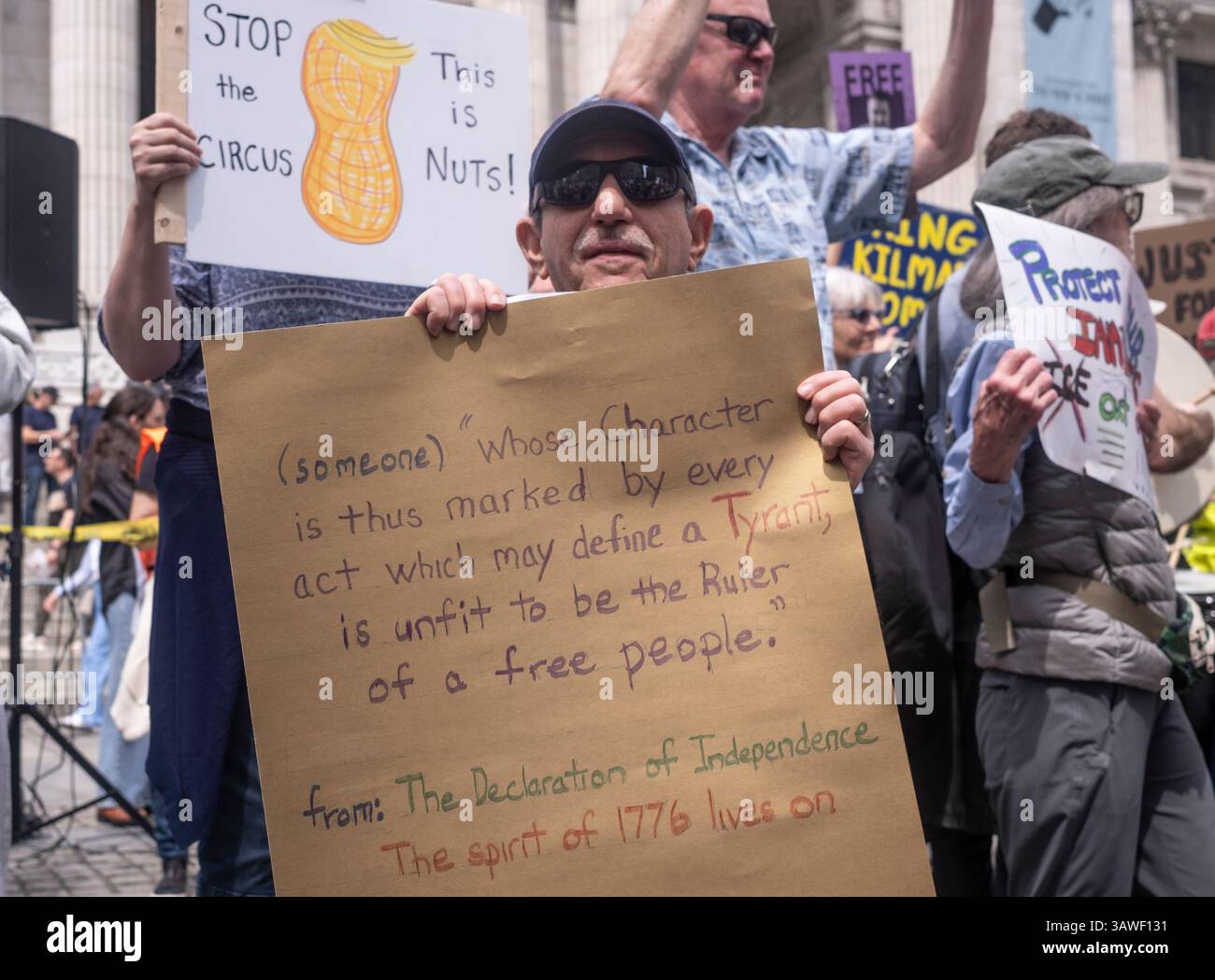 New Yokr, NY, 19. April 2025: Menschen nehmen an einer Kundgebung auf Steps of Library auf der Fifth Avenue Teil und marschieren zum Grand Army Plaza als Teil eines nationalen Protesttages gegen die Politik der Trump-Regierung zum Thema „unsere Stadt, unser Kampf“. Schützen Sie Migranten, schützen Sie den Planeten. Protest fand vor dem Tag der Erde statt. Quelle: Lev Radin/Alamy News Live Stockfoto