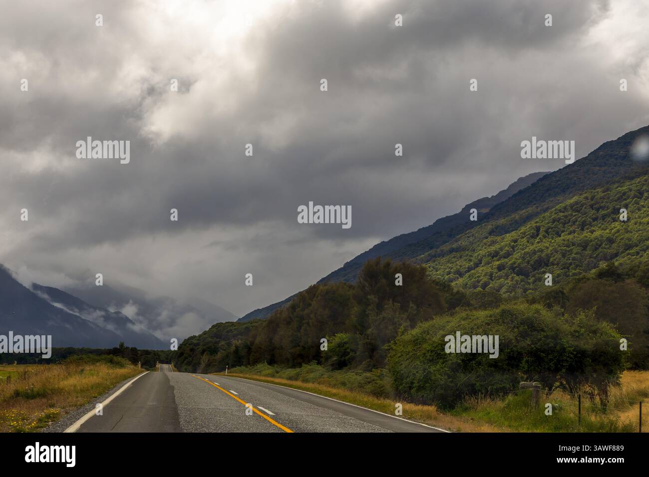 Die malerische Straße im Nebel der Südinsel, Neuseeland Stockfoto