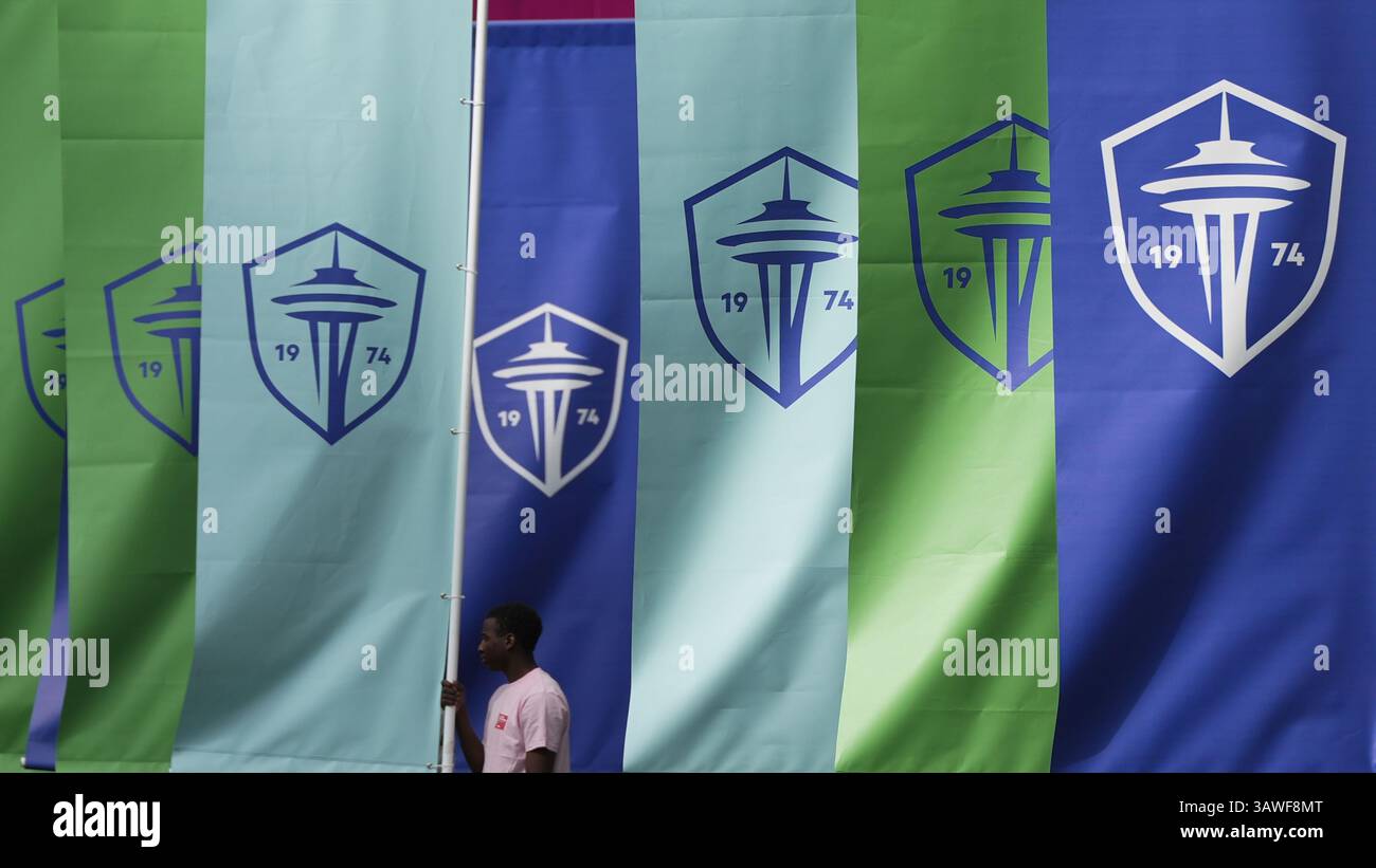 Seattle, Usa. April 2025. Die Banner des Seattle Sounders FC werden auf dem Spielfeld vor einem MLS-Spiel gegen Nashville SC am 19. April 2025 im Lumen Field in Seattle, Washington, gesehen. (Foto Nate Koppelman/SIPA USA) Credit: SIPA USA/Alamy Live News Stockfoto