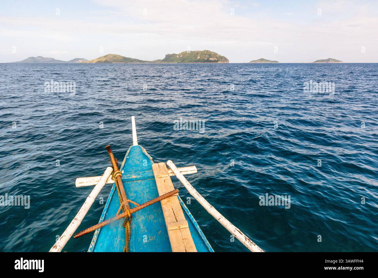 Bug eines banca- oder motorisierten Auslegerbootes, das auf einer Reise durch das tropische Meer in Richtung einer Insel vor der Isla Gigantes in Iloilo, Philippinen, fährt Stockfoto