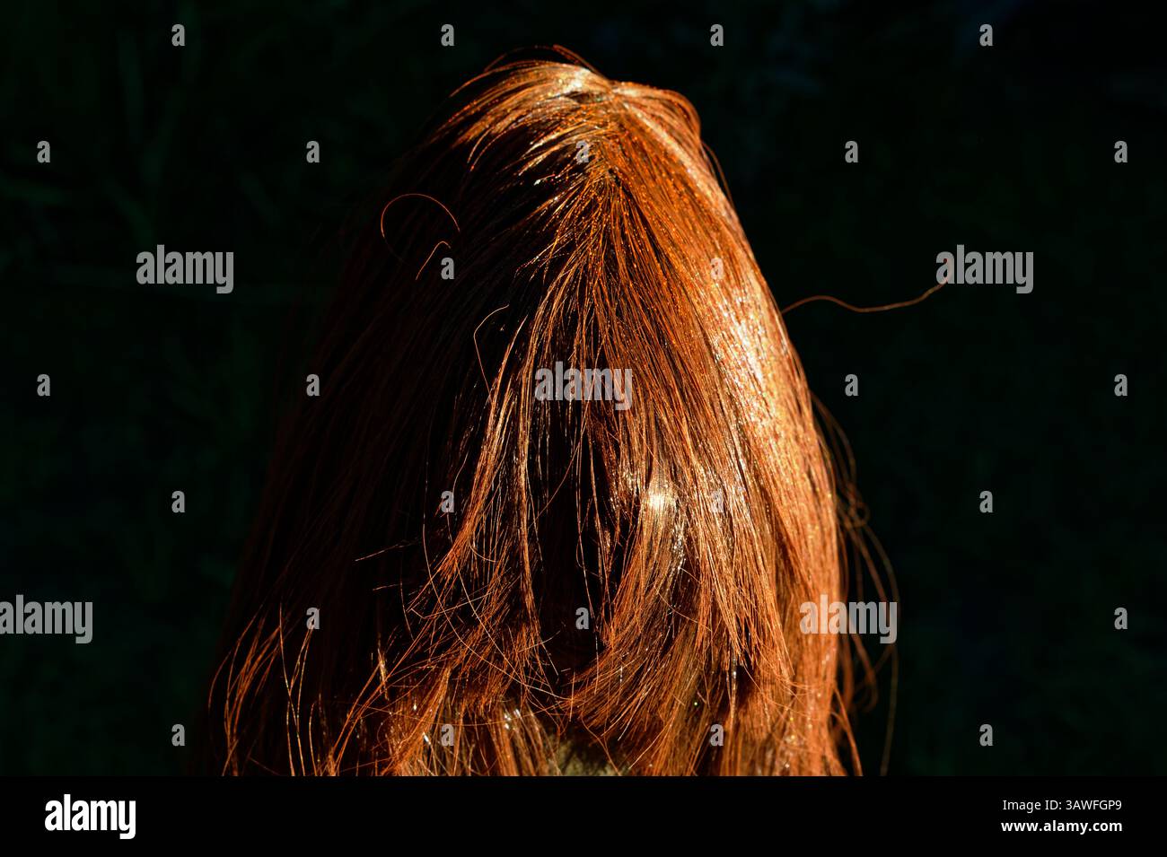 Eine lustige Perücke wurde orange besprüht für eine schicke Kostümparty Stockfoto