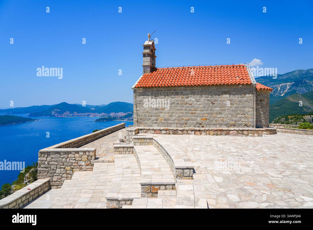 Die Kirche St. Sava, ein orthodoxer serbischer Gottesdienst mit Blick auf Sveti Stefan an der Adriaküste in Montenegro Stockfoto