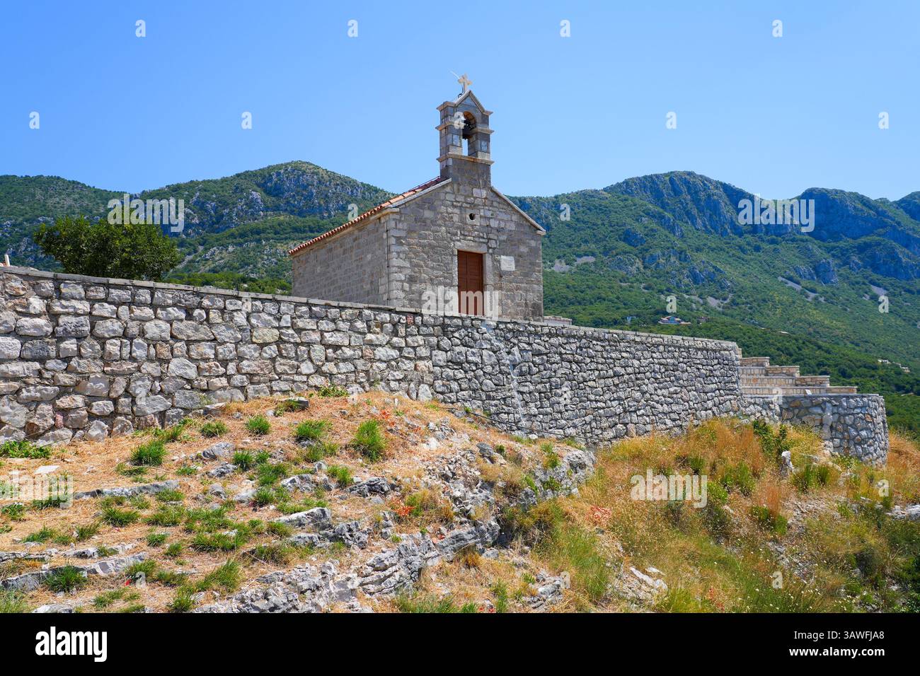 Die Kirche St. Sava, ein orthodoxer serbischer Gottesdienst mit Blick auf Sveti Stefan an der Adriaküste in Montenegro Stockfoto