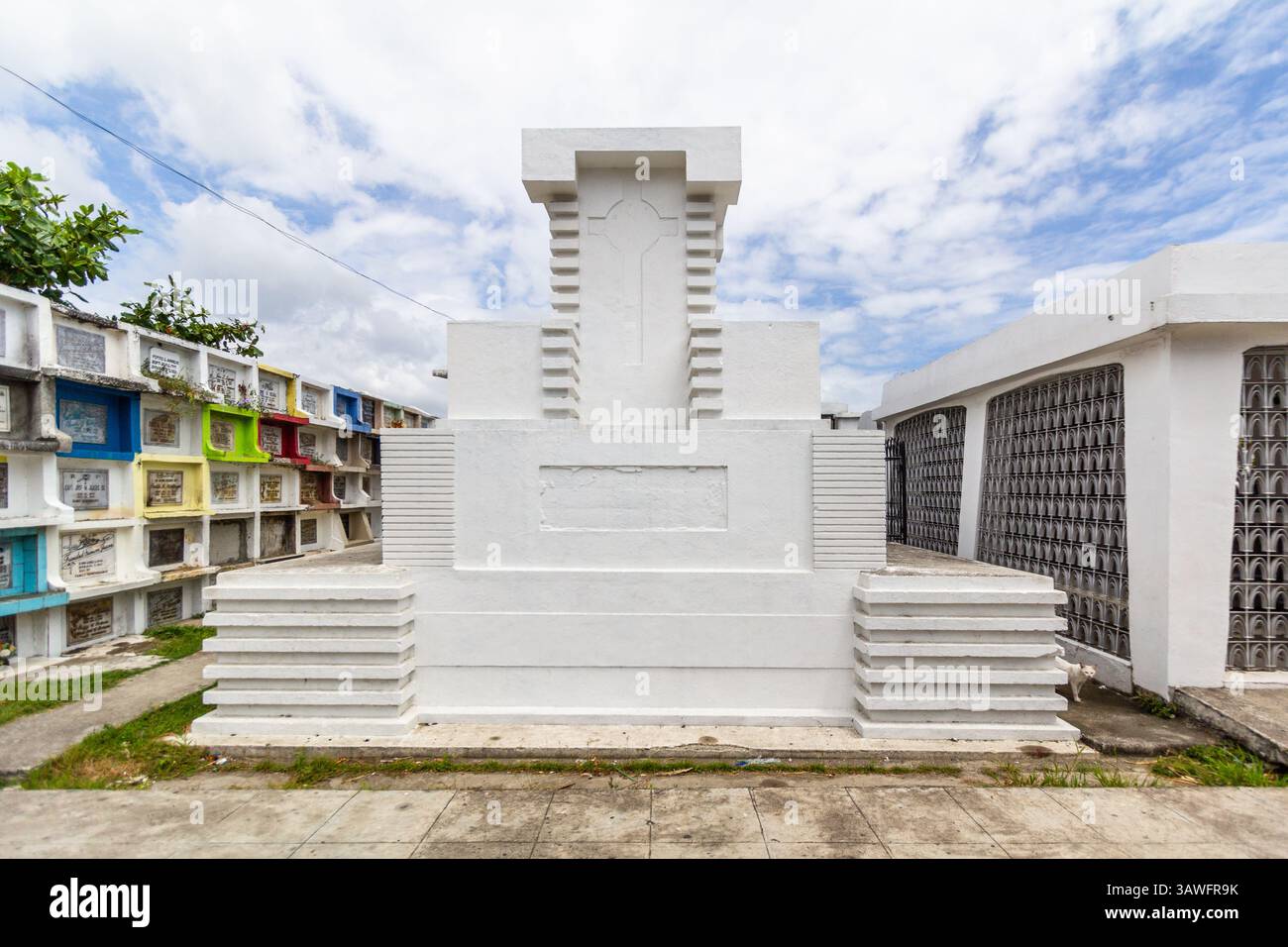 Ein Art-Deco-grabmal auf dem Molo-Friedhof in Iloilo, Philippinen, mit kompliziertem Design und Grabbaukunst aus dem frühen 20. Jahrhundert Stockfoto