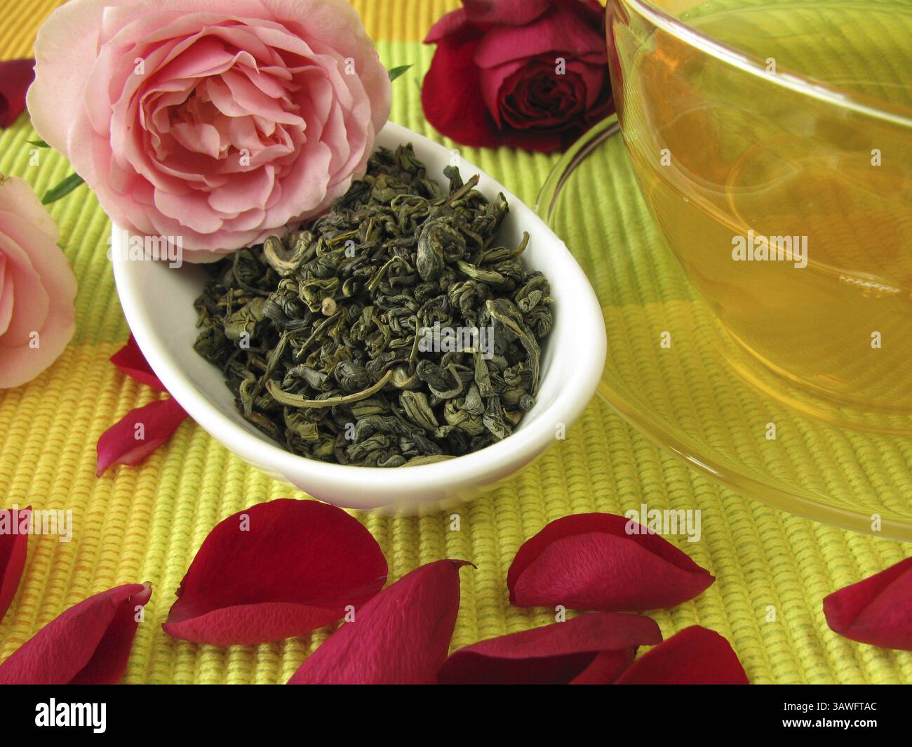 Grüner Tee mit Rosenblättern Stockfoto