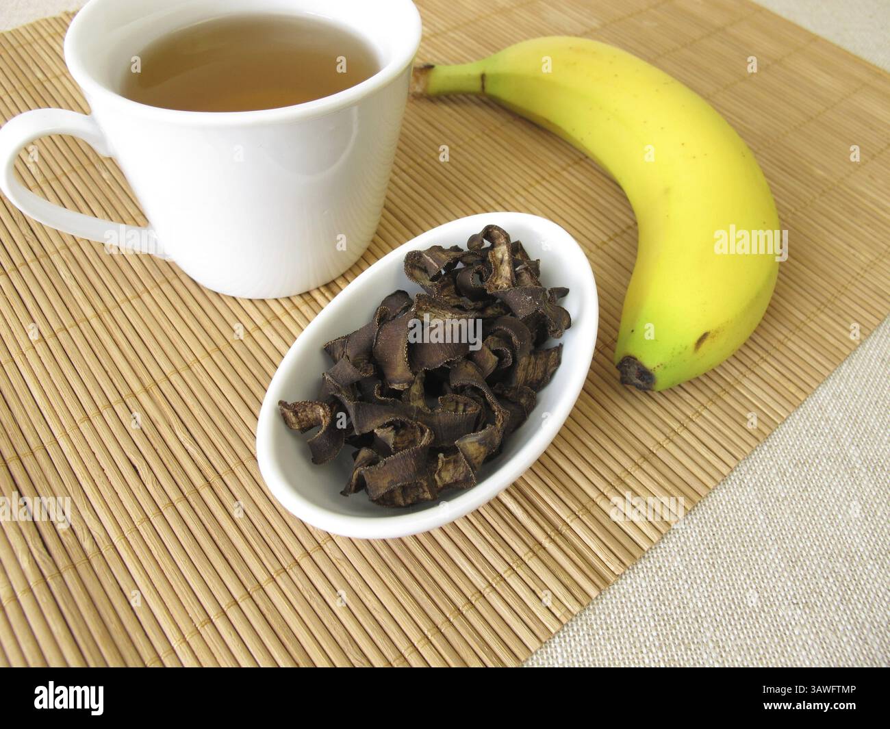 Bananenschalen Tee, Tee aus getrockneten Bio-Bananenschalen Stockfoto