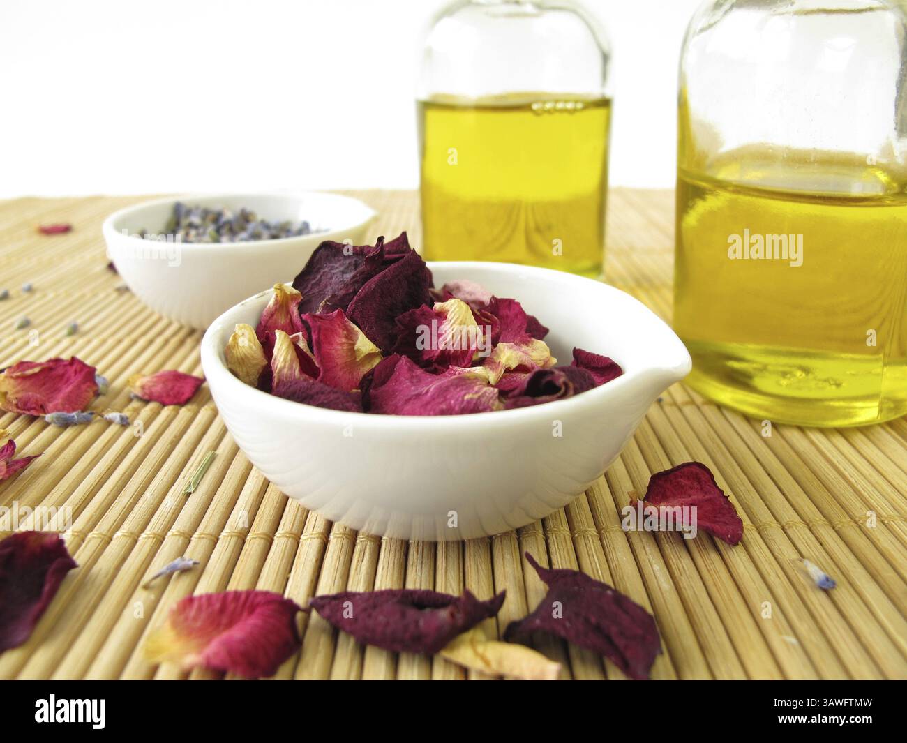 Massageöl mit Lavendel und Rose Stockfoto